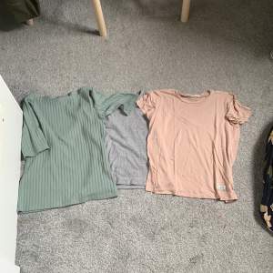 Säljer tre t-shirts då de inte kommer till användning längre. Fint skick. Det är en ”vanlig” grå, en ljusrosa och en blå/grön. Den blå/gröna är storlek xs och de andra två är 134-140 men skulle säga att de är större än så!