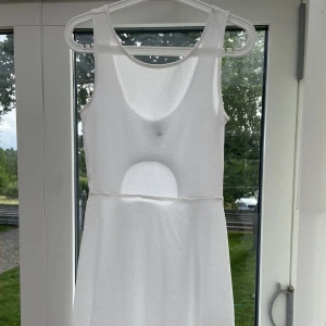 Vita sommarklänningar - 2 st jättefina vita sommarklänningar. En helt vit med öppning i ryggen och en med blommor på. Båda endast använda fåtal gånger och i väldigt fint skick.   Båda för 75kr eller 40kr styck. 