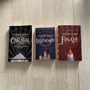 Caraval-serien av Stephanie Garber - Känd bokserie från booktok, Caraval-serien skriven av Stephanie Garber. Bra skick, har endast läst dem en gång. De är på engelska. Frakt tillkommer, annars kan jag mötas upp i Sthlm.☺️