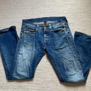 Najs replay jeans i bra skick! Midja 40cm o innerbenslängd 76cm❤️