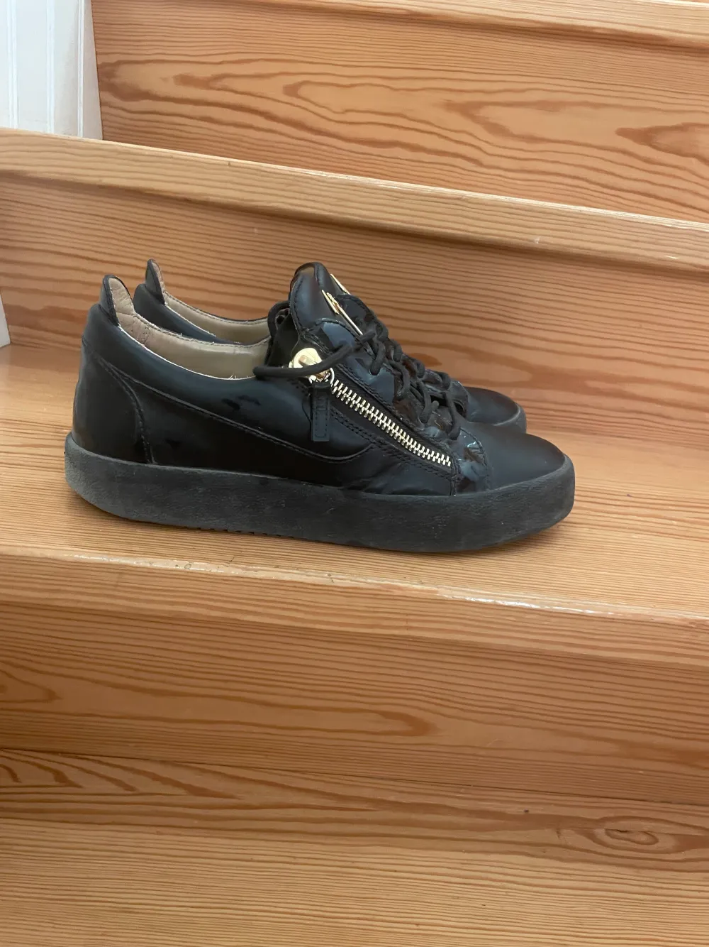 Giuseppe Zanotti Sneakers storlek 41. Köpta på FARFETCH för ca 5500-6000kr. Några få märken och plasten på ena skosnöret är av.   Kan gå ner lite i pris vid snabb affär.. Skor.