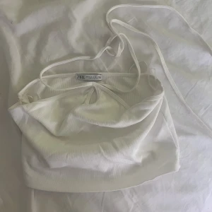 Topp - En helt oanvänd skön fin vit topp från zara!
