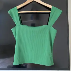 Grönt trendigt linne, hittar ingen storlek men passar s/m💕
