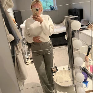 Gröna satinbyxor - Gröna satinbyxor från HM💕