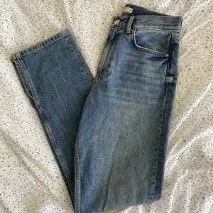 Blåa straight jeans med medelhög midja från gina med slits längst ner vid båda benen!💗 Sparsamt använda och i fint skick!!💕