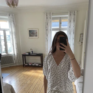 Prickig blus - Prickig blus från lindex i strl M, felfri och aldrig använd