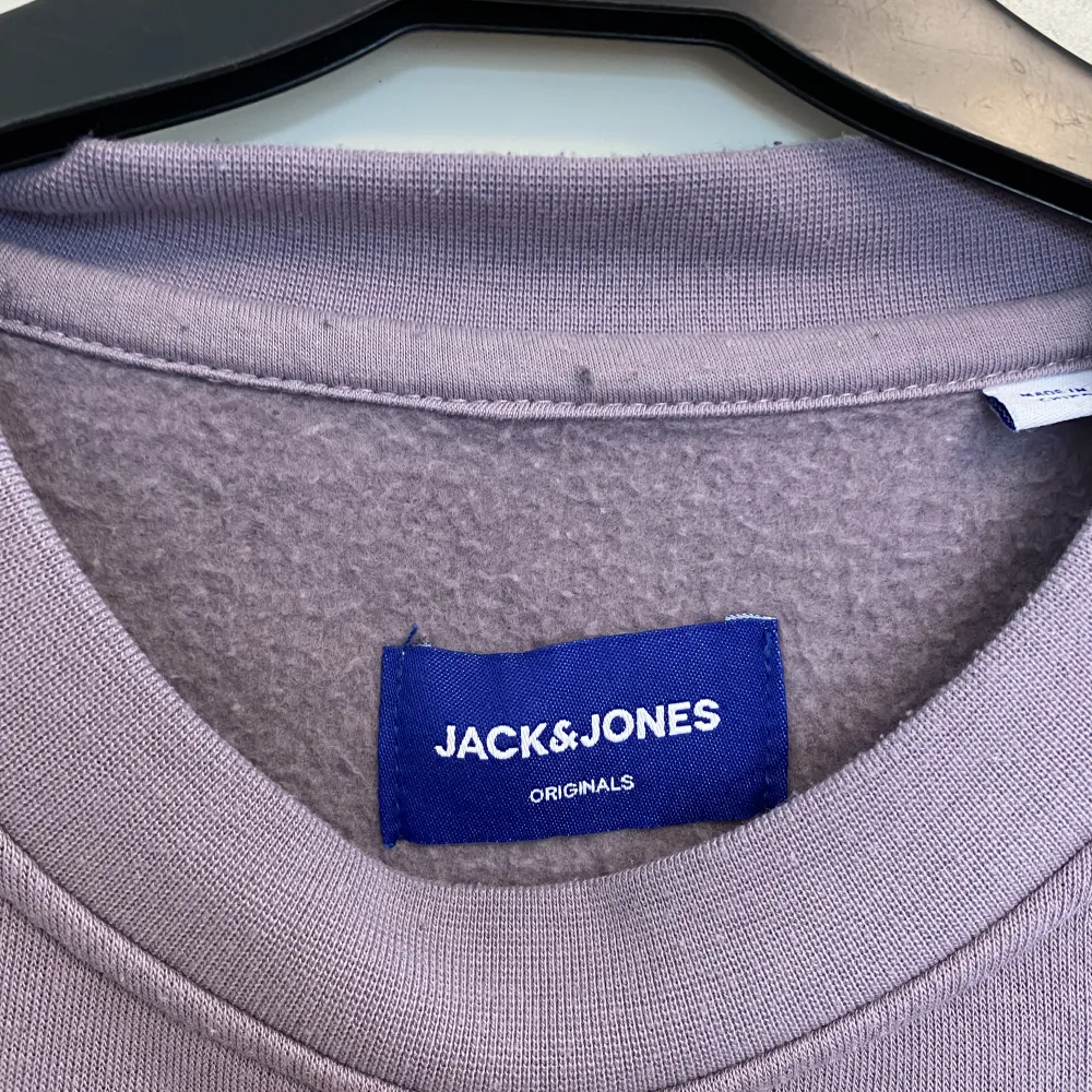 En lila/rosa sweatshirt från jack&jones. Fint skick.. Tröjor & Koftor.