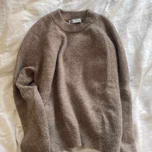 Denna super mysiga skön tröja från Zara Nypris 499kr som är endast använd en gång alltså helt ny skick!💓 fint å ha över en kjol 🤍kom privat vid frågor<3 FRAKT 29kr