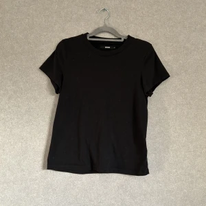 svart t-shirt - svart t-shirt från bik bok. lite urtvättad men har fortfarande mycket att ge.