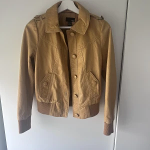 Jacka - Säljer nu denna snygga jacka i ett mycket gott skick!🤎