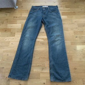 Levis 527 bootcut jeans - Ett par vintage Bootcut/straight jeans från Levis. Hör av dig om du har några frågor eller vill ha fler bilder!