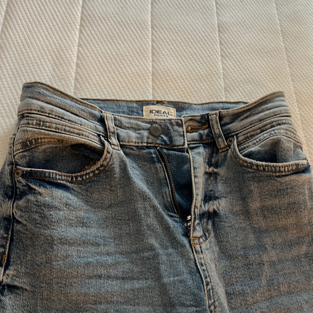 Blåa jeans från madlady i strl S. Midwaist och utsvänga ben. 150kr. Jeans & Byxor.