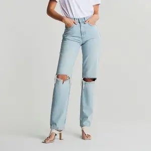 Ett par 90s high waist jeans från Gina Tricot. Dom är uppklippta i benen då de var förlånga på mig under tidsperioden jag trodde jag bar dom som lågmidjade y2k byxor. Säljs för att dom är förstora