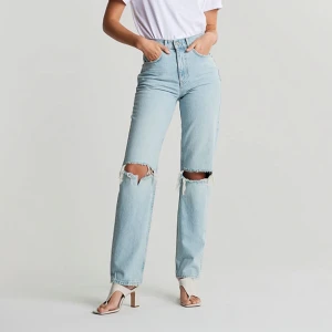 90s high waist jeans - Ett par 90s high waist jeans från Gina Tricot. Dom är uppklippta i benen då de var förlånga på mig under tidsperioden jag trodde jag bar dom som lågmidjade y2k byxor. Säljs för att dom är förstora