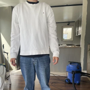 Sweatshirt  - En sweatshirt från tommy hilfiger som är använda ganska mycket  men fotfarande bra skick. 