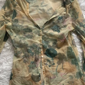 Mesh blus  - Fin vintage mesh blus! storlek S❤️ Köpt second hand för längesen 🫶🏻Pris kan diskuteras! 