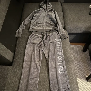 Juicy couture vintage  - Säljer mitt superfina gråa juicy sett vintage som jag fick av min syster som hon köpte när hon var yngre i väldigt bra skick alla diamanter fins kvar köpt runt 2002-2004 säljer då dom var alldeles för små för mig stlS men är som en xs/xxs (kan vara faik)❤️