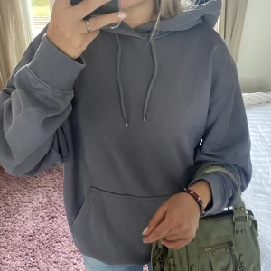 Hoodie från Weekday - Så snygg hoodie från Weekday i storlek M🥰 nästan helt oanvänd