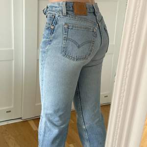 Levis Jeans som tyvärr har blivit för tighta för mig. Som ett par storlek S. Har färg på dom som limited vintage edition🤍
