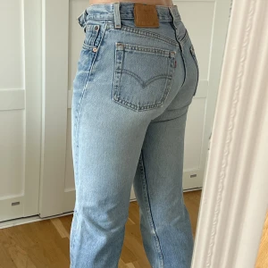 Jeans - Levis Jeans som tyvärr har blivit för tighta för mig. Som ett par storlek S. Har färg på dom som limited vintage edition🤍