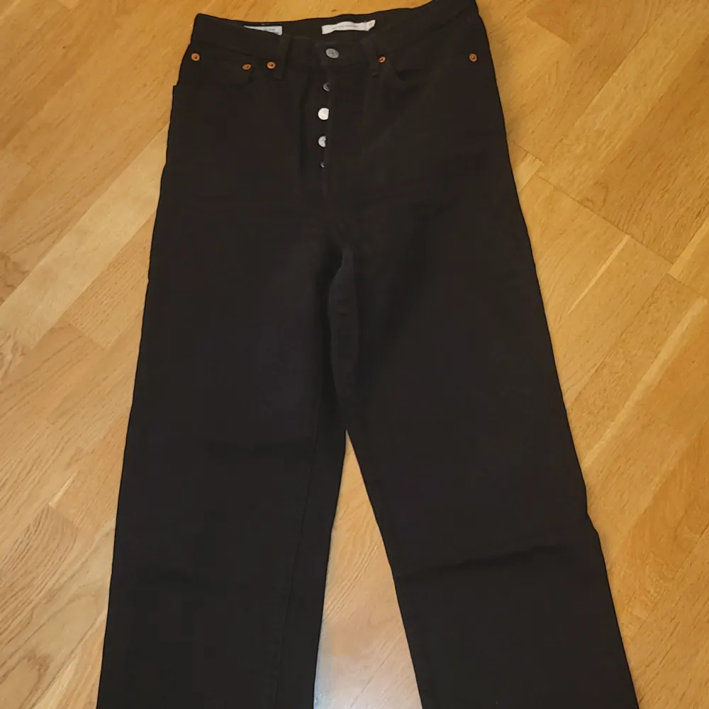 Svarta straght leg jeans, model ribcage. Storlek 27w 29l. Jeans & Byxor.