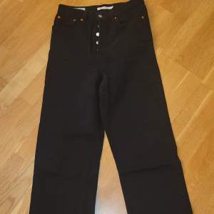 Svarta straght leg jeans, model ribcage. Storlek 27w 29l