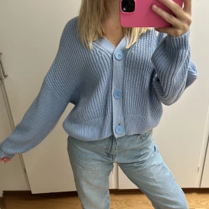 Stickad kofta  - Säljer en blå stickad kofta från H&M i storlek S. Använd cirka 4 gånger. Skriv vid frågor eller fler bilder 