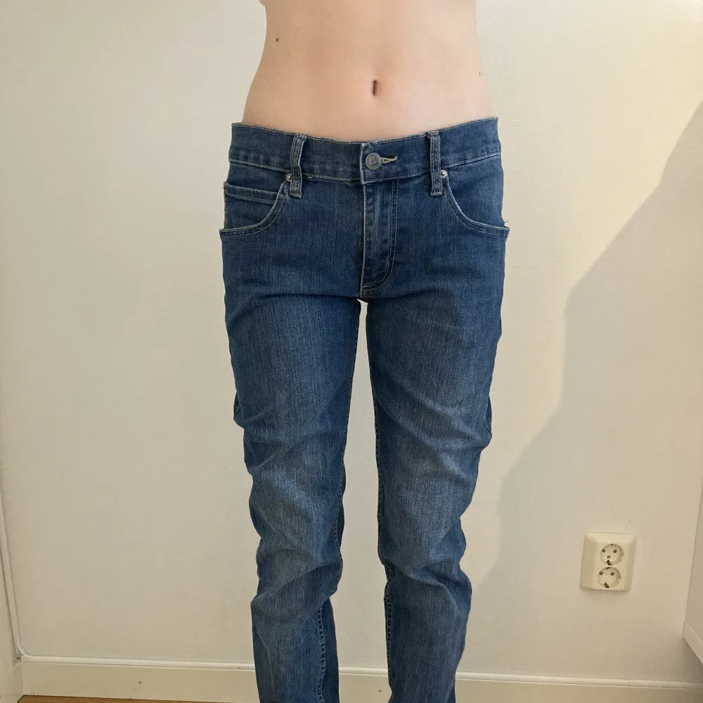 Ett par jeans köpta secondhand men själv aldrig använda. Hon är 162 cm på bilden och passar bra i längden. Skriv gärna för fler bilder eller funderingar💕. Jeans & Byxor.