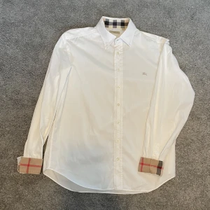 Burberry skjorta  - Säljer nu denna burberry skjorta då den tyvärr är för stor.  Storlek L. Väldigt fint skick 9/10. Vid frågor är det bara att höra av sig 🤩