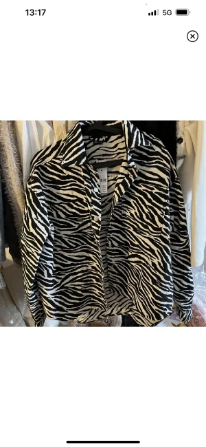 Jeansjacka prislapp - Unik Jeansjacka med prislappen kvar från ginatricot!💕 strl M🫶 nypris är 500 kr & jag säljer för 120 kr🥳⚡️ använd gärna köp nu! Så snyggt till kjol!!!!