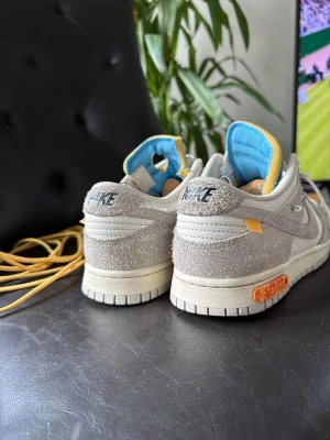 Sb dunk off Withe LOT 34 - Hej jag säljer dessa på grund av att dem är för små för mig! Dom är i väldigt gott skick och box och kvitto finns och det är storlek 42