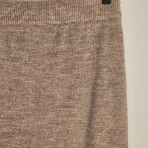 Kjol Asos - Super fin kjol, dock bara använd 1 gång. I väldigt fint skick. Inte nopprig.