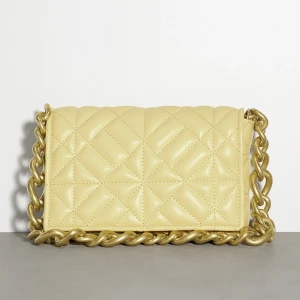 Gul väska  - Gul väska från Zara som är i mycket bra skick då jag enbart har använt den två gånger. Får plats med korthållare, mobilen och andra nödvändigheter.