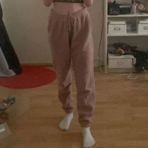 Mjukisbyxor  - Använda ett fåtal gånger. Säljer de då jag rensar ur garderoben och jag har byxor jag hellre använder så de får åka vidare. Om du vill köpa använder du dig av ” köp nu”. Om du har några frågor är det bara att höra av dig❤️