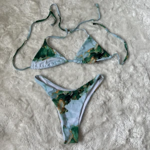 Bikini - Bikini från SHEIN. Stl M men skulle säga att det är mer som S. Ingen vaddering men finns en ficka om man vill ha vaddering.