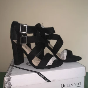 Klackskor - Oanvända klackskor, säljes då det tyvärr inte finns plats i garderoben längre. 