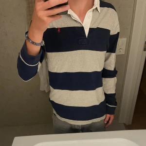 Polo Ralph Lauren piké - Säljer nu min långärmade Polo Ralph Lauren rugger (piké) från Illum Copenhagen. Den är i ett mycket fint skick. Nypris är 1695kr. Storlek XXL (18-20 år) men passar mig som har M.