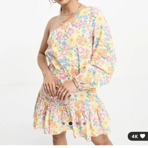 Enaxlad miniklänning 💐 - SUPERfin klänning med en arm. Säljer pga för liten och hann inte skicka tillbaka innan returtiden var över.. lappar osv är kvar, inte ens testat än! 💐