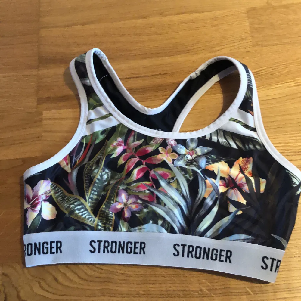 Stronger sportbh. Yläosat.