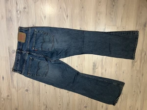 Utsvängda levis jeans - Storlek: W 33, L 32 Använda 1 gång vid test (Nyskick)