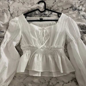 Vit blus - Jätte fin blus men visar lite mage inte min smak, haft på mig den typ 2gånger.