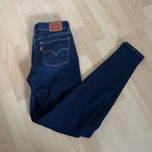 Smala Levis jeans! Knappt använda, jättefint skick. Nypris:1300