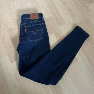 Levi’s  - Smala Levis jeans! Knappt använda, jättefint skick. Nypris:1300