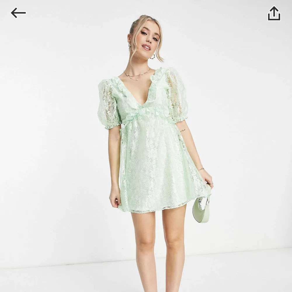Säljer denna söta ljusgröna klänning då den inte kommer till användning💕 skicka för fler bilder. Nypris 789 kronor. Klänningar.