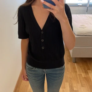 Svart ribbad topp - Jättefin rippad topp från H&M. Inga defekter🩷