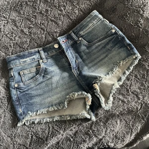 Shorts - Jeansshorts från h&m i storlek 38, mer som 36 skulle jag säga. Använda en gång, 200kr + frakt 