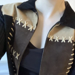 Häftig jacka  - Stickad kofta/jacka med läder detalj på framsidan Jättebra kvalitet och i perfekt skick!  Köpt second hand