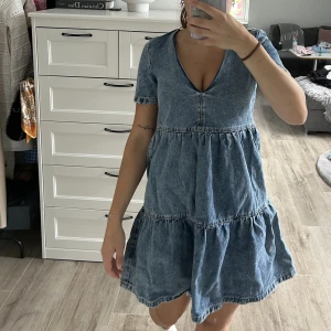 Jeans klänning - Helt ny jeans klänning med prislapp kvar! Säljer pga lite för liten❤️