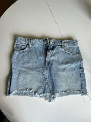 Jeanskjol - Superfin jeanskjol från mango i strl M, mycket bra skick då den knappt är använd