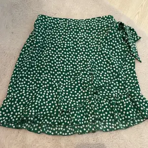 Gullig grön kjol från shein, aldrig använd!